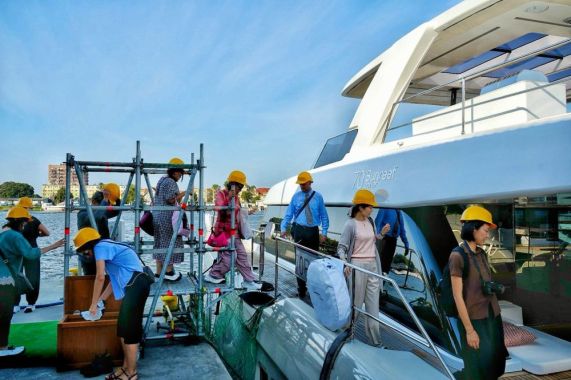 Journalists entering a boat