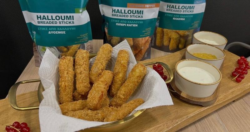 パン粉衣のPDOハルミスティックとディップソース