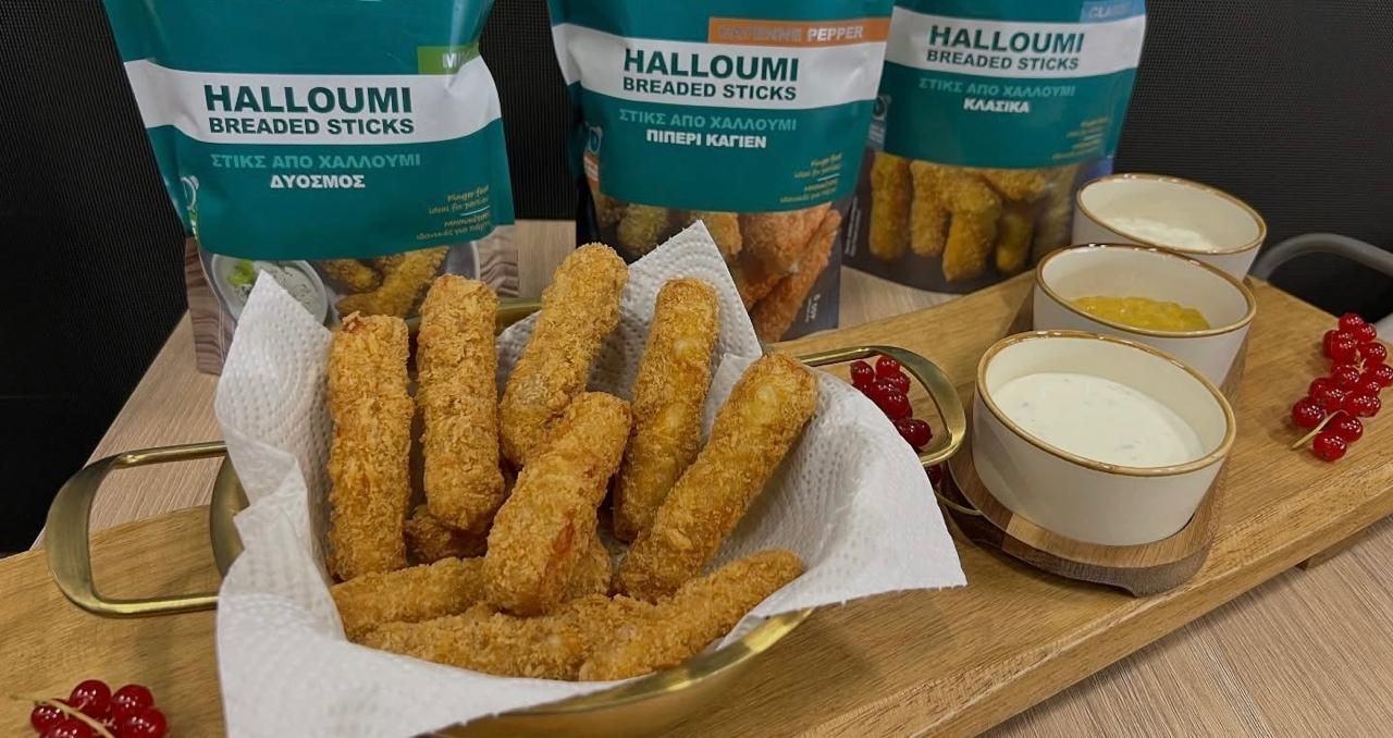 パン粉衣のPDOハルミスティックとディップソース